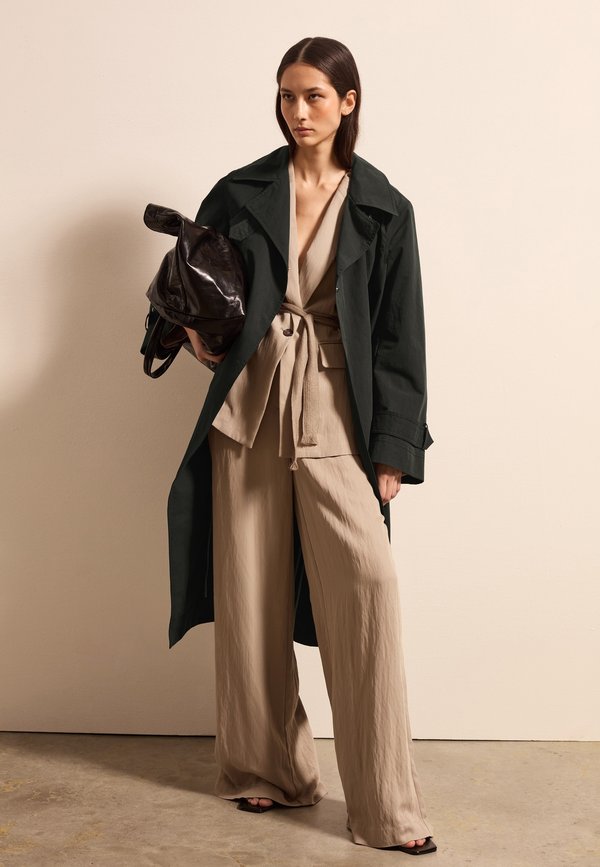 LONG TRENCH COAT WITH BUCKLE. - Trenchcoat