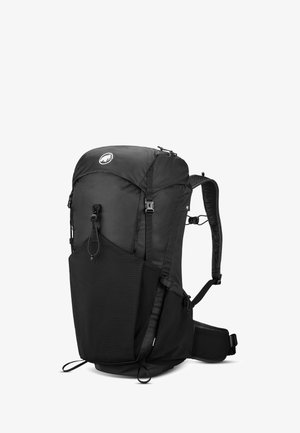 Zwarte rugzak met een afgeronde top, gestructureerde stof, verstelbare schouders straps, mesh detailing, zijvakken en logo aan de voorkant.