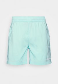 Lyseblå shorts lavet af glat stof, med elastisk talje og et lille hvidt Adidas-logo nederst til højre.