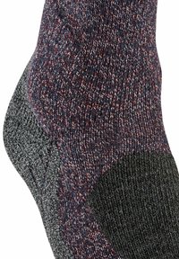 Dzianinowe skarpety z wzorem melanżowym w odcieniach ciemnoszarym, niebieskim i czerwonym, z wzmocnionymi obszarami pięty i palców w ciemnoszarym kolorze. Gładka tekstura.