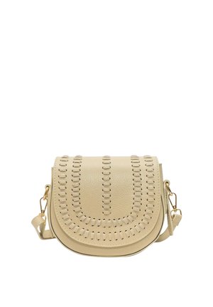 Sac bandoulière en cuir beige avec rabat incurvé, motifs de couture ovales et quincaillerie dorée sur la sangle réglable.