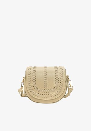 Sac bandoulière en cuir beige avec rabat incurvé, motifs de couture ovales et quincaillerie dorée sur la sangle réglable.