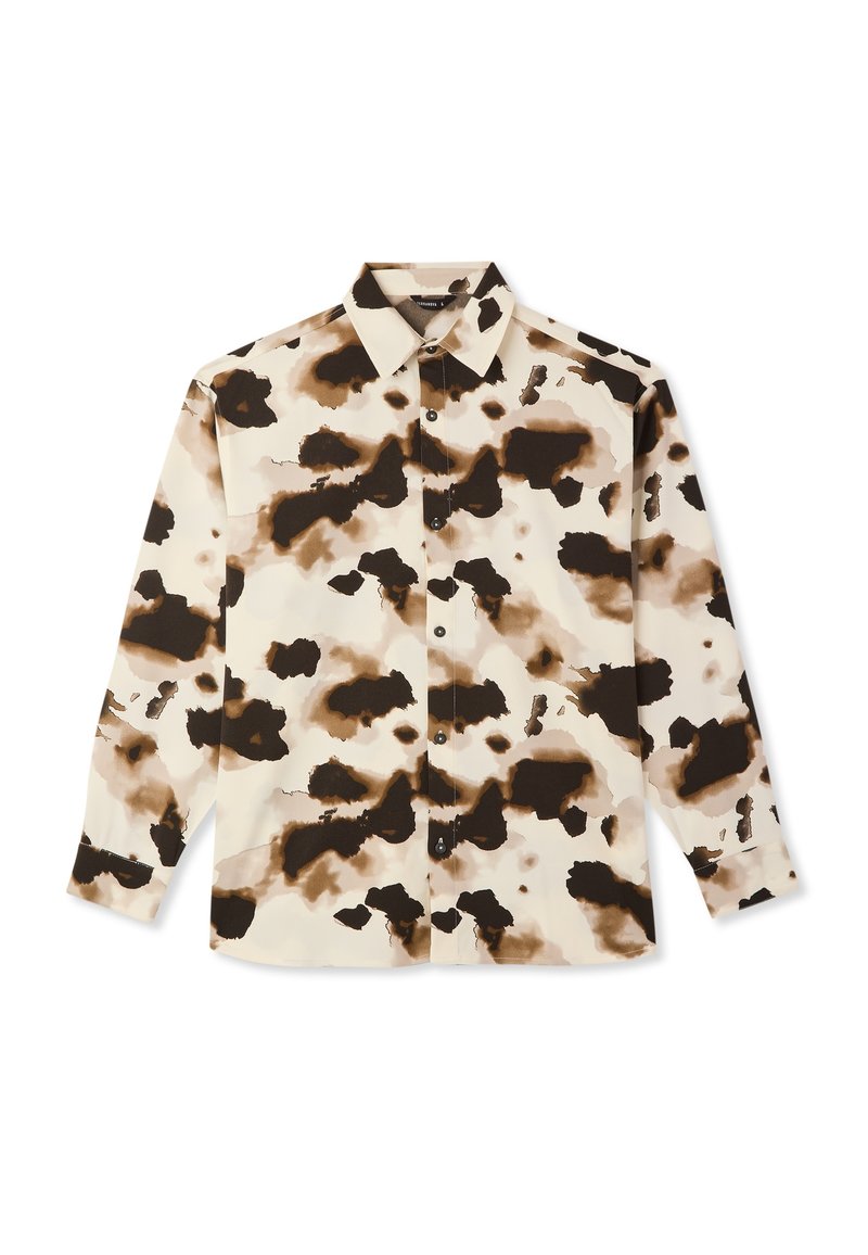 Camicia a maniche lunghe in tessuto leggero con un design a stampa mucca beige e marrone, chiusura con bottoni e colletto classico.