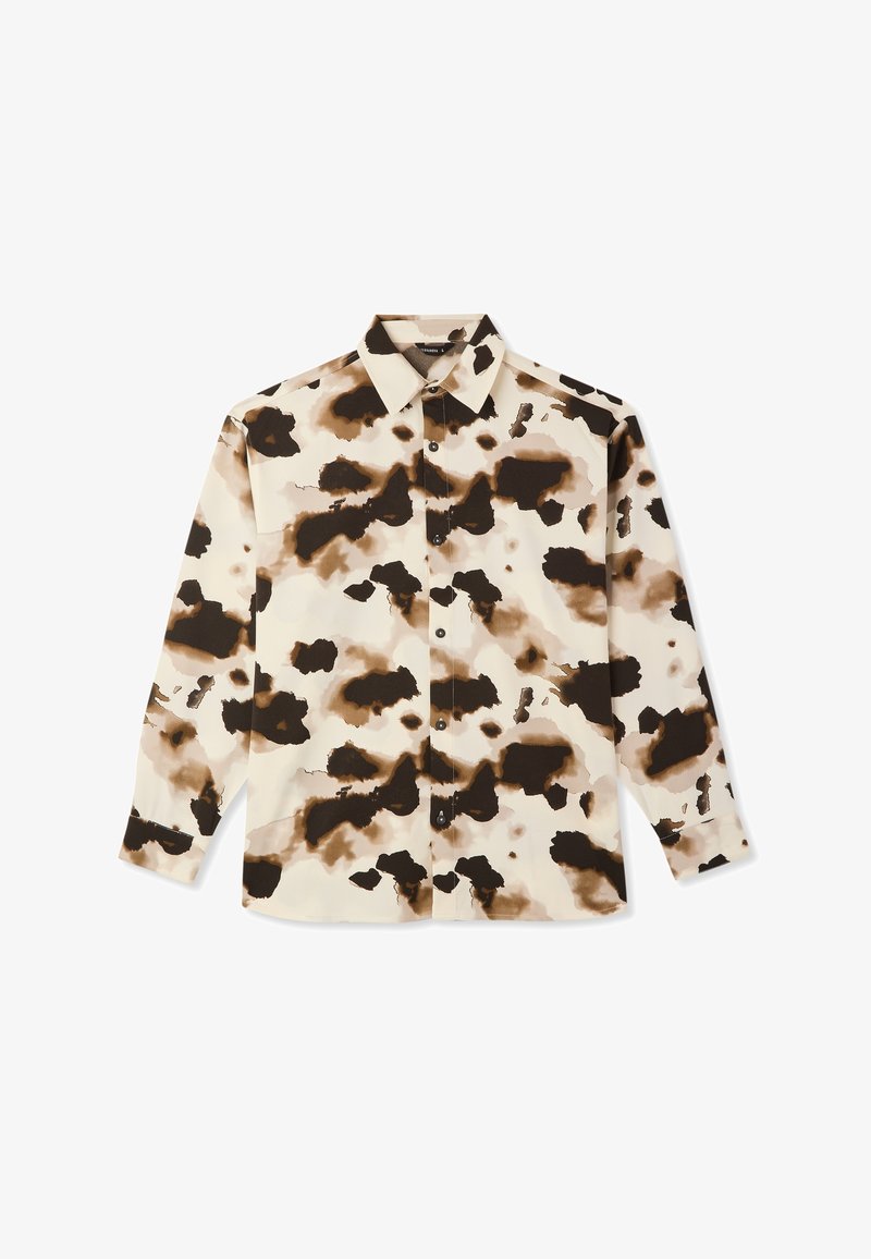 Camicia a maniche lunghe in tessuto leggero con un design a stampa mucca beige e marrone, chiusura con bottoni e colletto classico.
