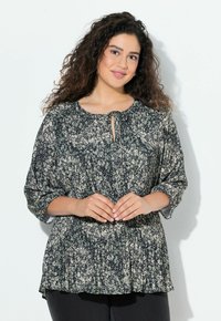 Bluse mit floralen Druck in dunklen Farben, ausgestattet mit einem plissierten Design, 3/4-Ärmeln und einem Schlüssel-Ausschnitt, aus leichtem Stoff gefertigt.