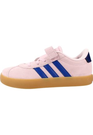Sneaker rosa chiaro con strisce blu, suola in gomma, allacciatura frontale e cinturino in velcro sopra i lacci, mostrata di profilo.