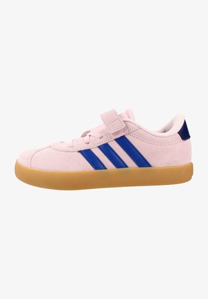 Zapatilla deportiva rosa claro con rayas azules, suela de goma, cordones delanteros y tira de velcro sobre los cordones, mostrada en perfil lateral.