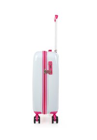 Maleta rígida con ruedas en blanco brillante y detalles en rosa. Incluye un candado de combinación y dos franjas de cremallera rosas. Asa retráctil.