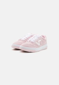 Rosafarbene Wildledersneaker mit weißer Gummisohle und -senkeln; verfügt über ein durchbrochenes Muster und ein Logodetail an der Seite.