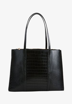Sac fourre-tout en cuir embossé crocodile noir avec texture brillante, fermeture éclair et deux poignées. Silhouette géométrique avec base plate.