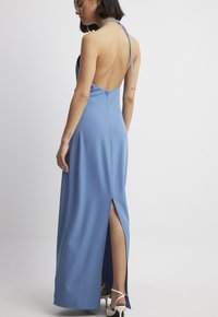 NA-KD MIT SCHNALLENDETAIL UND OFFENEM RÜCKEN - Maxikjoler - blue