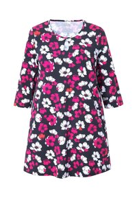 Bloemenjurk met een donkerblauwe achtergrond, korte mouwen, een ronde halslijn en een roze, witte en rode bloemenpatroon door het geheel.
