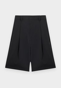 Μαύρα σορτς μήκους μέχρι το γόνατο με θηλιές για ζώνη, πτυχώσεις μπροστά και διακριτικό λογότυπο στη δεξιά πλευρά πάνω σε απλό φόντο.