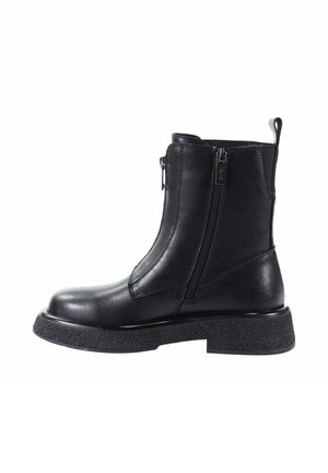 - Botki na platformie