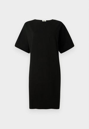 Czarna sukienka o luźnym kroju, krótkich rękawach i prostym fasonie. Wykonana z miękkiej, gładkiej tkaniny z okrągłym dekoltem.