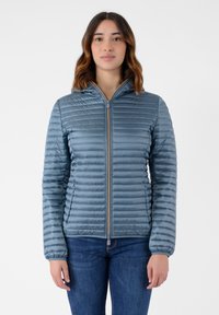Giacca a vento leggera con cappuccio di colore blu tenue, caratterizzata da un design a righe orizzontali, zip frontale e polsini elasticizzati per un maggiore calore.
