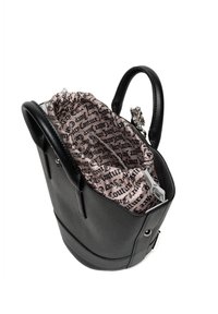 Sac à main noir avec une forme structurée, doté d'un extérieur texturé et d'une doublure intérieure rose à motif. Des accents en métal argenté sont visibles.