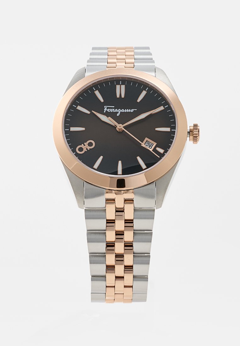 Reloj de acero inoxidable con un dial negro, acentos en oro rosa y una pantalla de fecha. Presenta una pulsera de metal bicolor y una caja redonda.