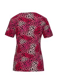 Figurbetontes Kurzarmhemd mit rot-rosa Leopardenmuster auf weißem Hintergrund, von hinten gezeigt.