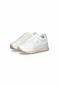 Sneakers bianchi con tomaia in pelle liscia, suola in gomma testurizzata, borchie decorative lungo il lato e un logo sottile sulla linguetta.