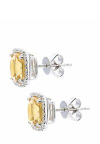 Piedras preciosas amarillas de corte cuadrado montadas en metal plateado, rodeadas de pequeñas piedras transparentes. Presenta cierres traseros de mariposa para un ajuste seguro.