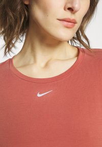 Nike Performance ONE LUXE - T-shirt desportiva - canyon rust
