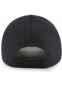 Gorra negra con un diseño estructurado, con una visera curvada y una correa trasera ajustable. Fabricada con un tejido resistente y de textura suave.