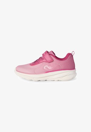 Roze kindersneaker met klittenbandsluiting, bovenwerk van getextureerde stof, dikke witte zool en trekband bij de hiel, zijaanzicht.