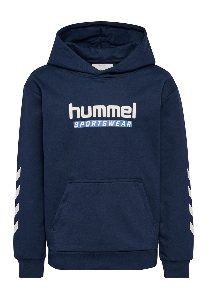 Navy blauwe hoodie met een kangoeroezak, logo "hummel SPORTSWEAR" in wit en lichtblauw, en witte chevronpatronen op de mouwen.