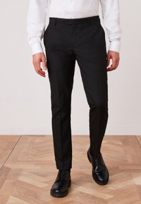 Sorte skræddersyede bukser med slim fit, der har en glat tekstur, flad front og sidelommer, parret med sorte snøresko.