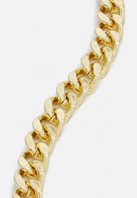 Bracelet en chaîne de couleur or avec des maillons entrelacés, présentant une texture lisse et polie, ainsi qu'un design épais et audacieux.