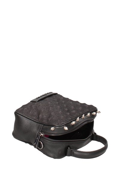 Sac en cuir noir avec un dessus texturé, des clous en argent le long de la fermeture éclair et une poignée. Compartiment zippé visible, forme carrée compacte.