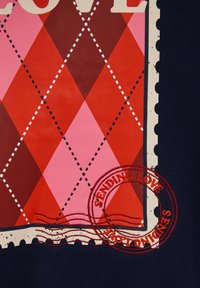 Sarkans un rozā dimantu raksts ar tekstu "MĪLESTĪBA" un izšūtu sarkanu zīmogu ar uzrakstu "NOSŪTĪJU MĪLESTĪBU." Zemāk tumši zilas krāsas apmale.