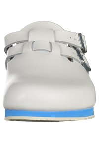 Weiße Leder-Clog mit runder Zehenform, zwei verstellbaren silbernen Schnallen und einer blauen Gummisohle. Texturierte Oberfläche mit minimalen Details.