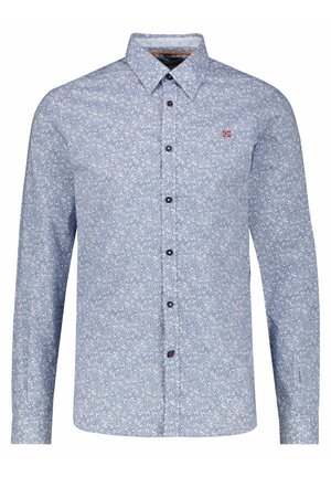 Hellblaues Hemd mit langen Ärmeln, kleinem weißem Anker-Print, marineblauen Knöpfen und kleinem rot-weißem Flaggen-Emblem auf der Brust.