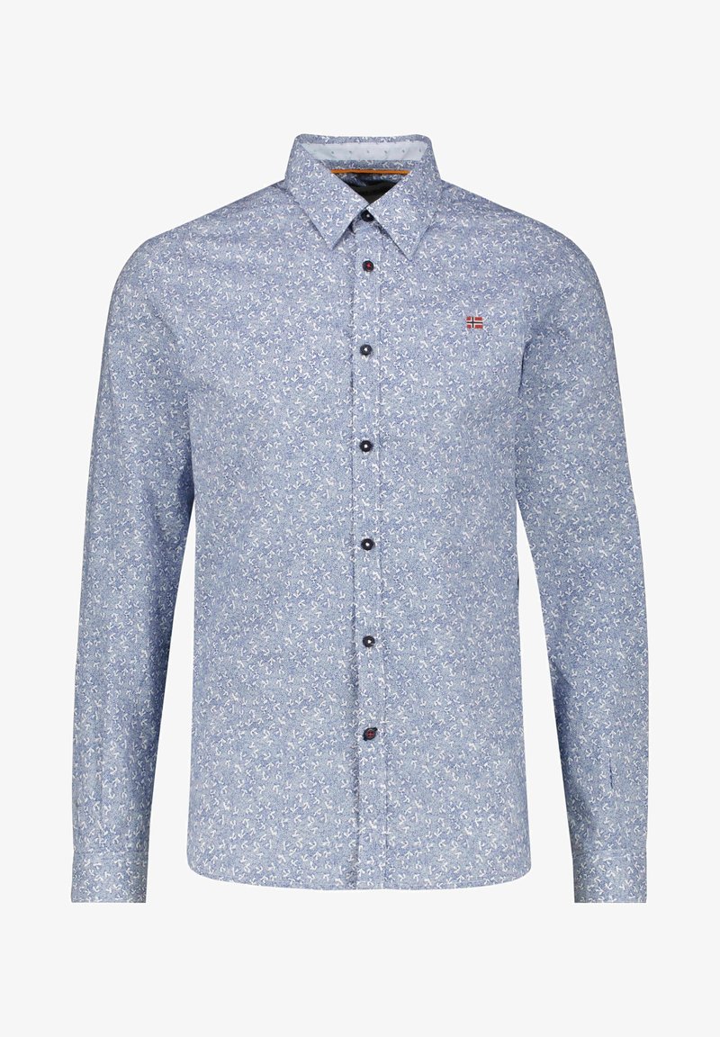 Chemise bleu clair à manches longues avec petits motifs d'ancre blancs, boutons bleu marine et petit emblème de drapeau rouge et blanc sur la poitrine.