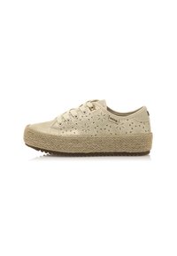 Zapatilla beige con parte superior de cuero texturizado, con patrones de estrellas recortadas, una suela gruesa de yute trenzado y cordones planos para el cierre.
