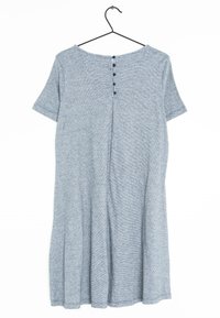 Šedé šaty s krátkým rukávem vyrobené z měkké, texturované tkaniny. Mají kulatý výstřih a zapínání na knoflík vzadu. Rozšířený lem.