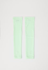Groene stof arm mouwen met een gladde textuur. Bevat Climacool logo nabij de bovenkant. Rechte vorm, geen patronen of accenten.