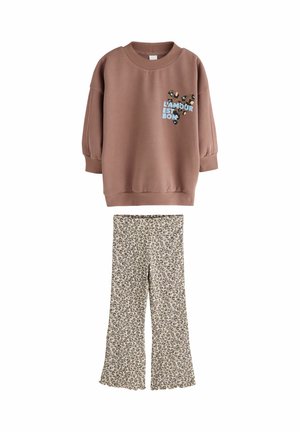 Brun oversized sweatshirt med leopard hjerte og tekst "L'AMOUR EST BON" kombineret med beige leopardprint udvidede bukser.