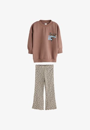 Brun oversized sweatshirt med leopard hjerte og tekst "L'AMOUR EST BON" kombineret med beige leopardprint udvidede bukser.