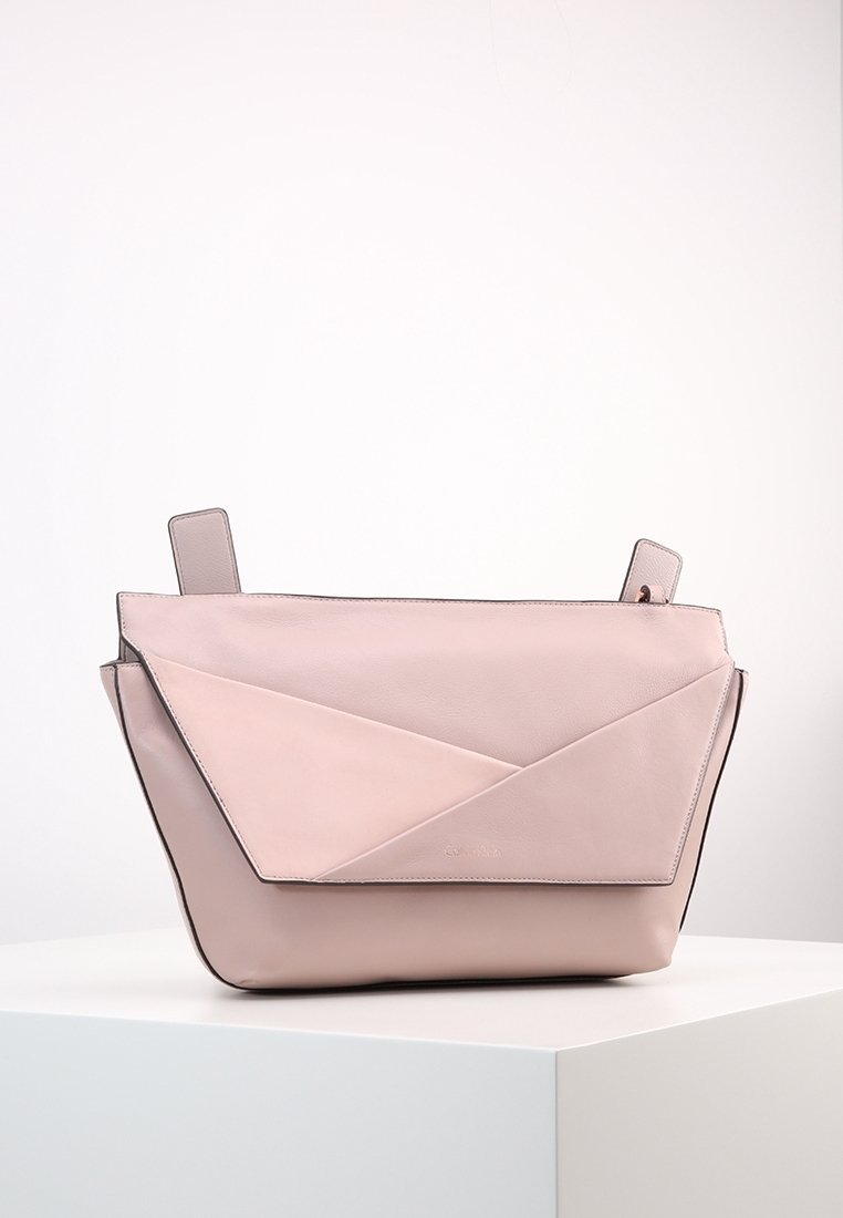 Borsa in pelle di un rosa chiaro con design geometrico, dettagli piegati e manici superiori. Texture liscia con bordi scuri a contrasto.
