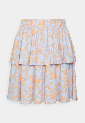 Saia com padrão floral, apresentando uma base azul clara com rosas laranja, design em camadas e cintura elástica. Tecido leve.