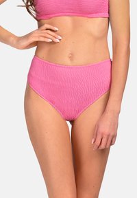 Różowe bikini o wysokim stanie, wykonane z teksturowanej tkaniny w falisty wzór, z elastycznym pasem dla pewnego dopasowania.