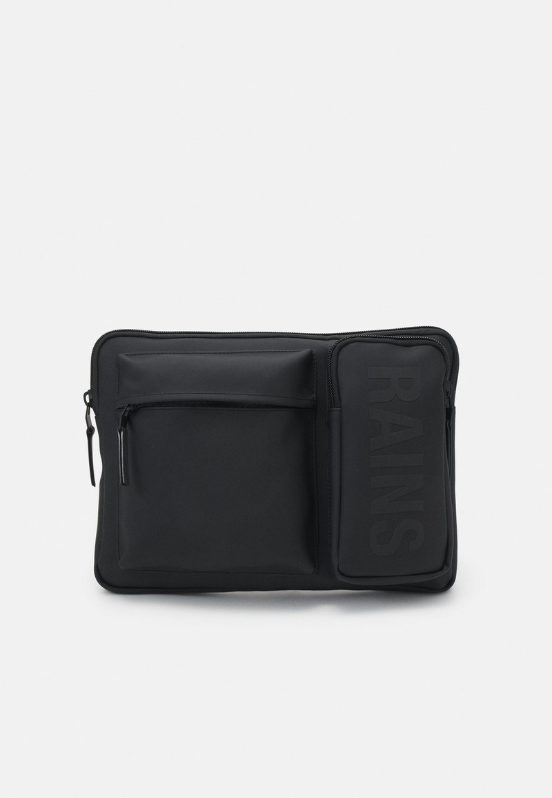 Crna torbica za laptop od teksturirane tkanine, s dvije zip zatvarače, od kojih jedna ima urezani logotip "RAINS", elegantnog pravokutnog oblika.