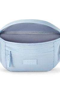 Világoskék kozmetikai táska, amely szövetből készült, cipzáras záródással, elülső zsebbel, szintén cipzárral, és sima béléssel.