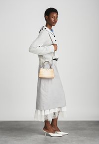 Tory Burch ELEANOR EMBOSSED MINI SATCHEL - Sac à main - pale blush