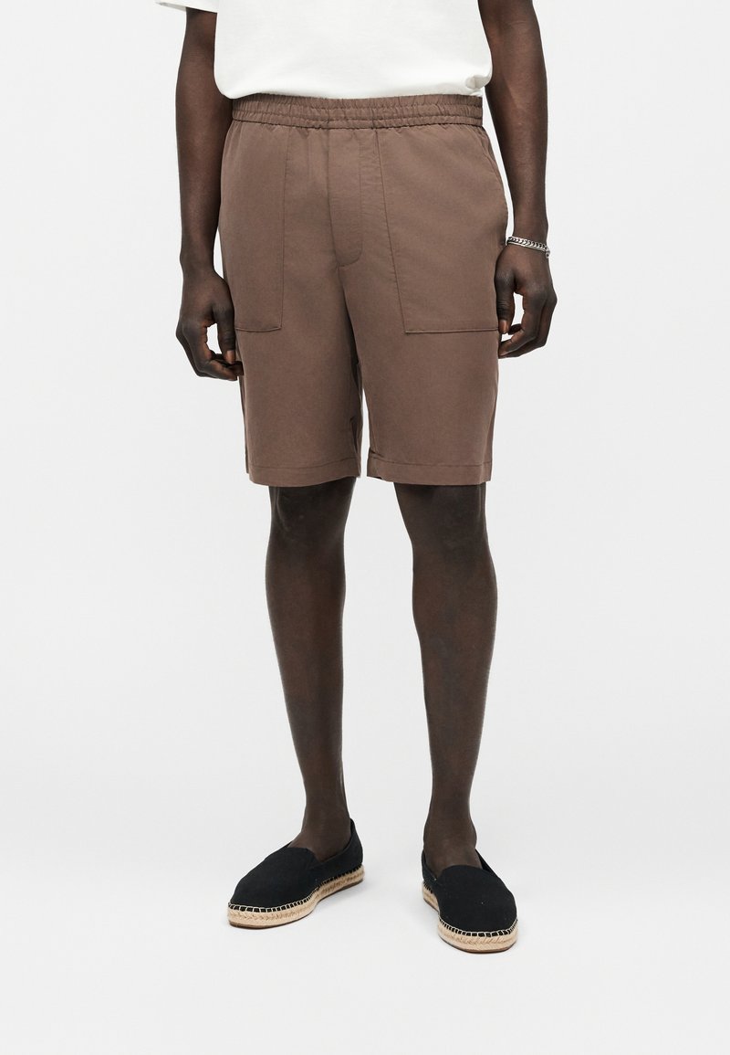 Calvin Klein PULL ON TAILORED BOTTOMS - Šortky - warm oak