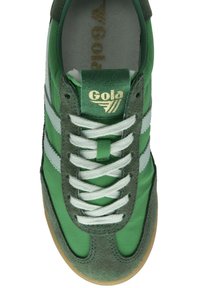 Sneaker Gola verde e grigia con lacci bianchi, dettagli in suede e suola in gomma vista dall'alto.