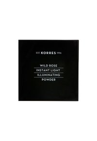 Boîtier de poudre compacte noir avec du texte blanc. Sur le devant, on peut lire "KORRES 1996", "ROSE SAUVAGE", "LUMIÈRE INSTANTANÉE" et "POUDRE ILLUMINANTE".